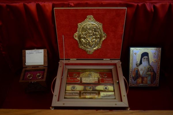 Мошти Св. Нектарија Егинског у Храму Св. Јована Крститеља